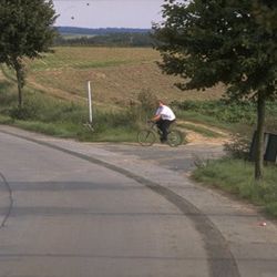 4. Deze aardeweg eindigt met een verhard stukje wegdek. Moet ik deze fietser voorrang verlenen?